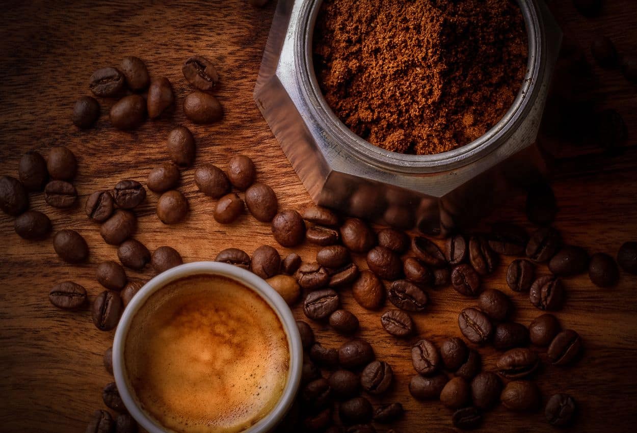 Café moka éthiopien : tasse de café arabica avec grains de café de haute altitude