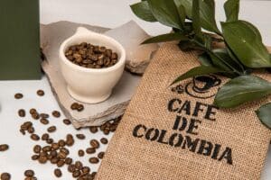 tasse avec des grains de café de colombie.