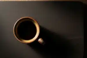 Tasse espresso vue de dessus sur bois sombre, illustration café et hypertension artérielle