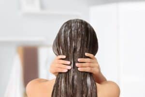 Marc de café pour les cheveux bruns brillants