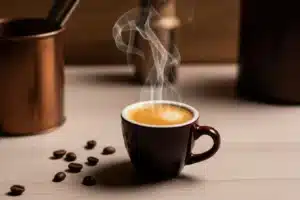 Recettes de café, tasse d'espresso fumante et grains de café sur un plan de travail en bois