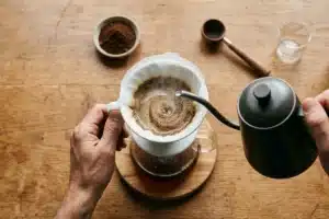 Préparation d'un café Geisha en filtre V60, méthode recommandée pour révéler ses arômes floraux